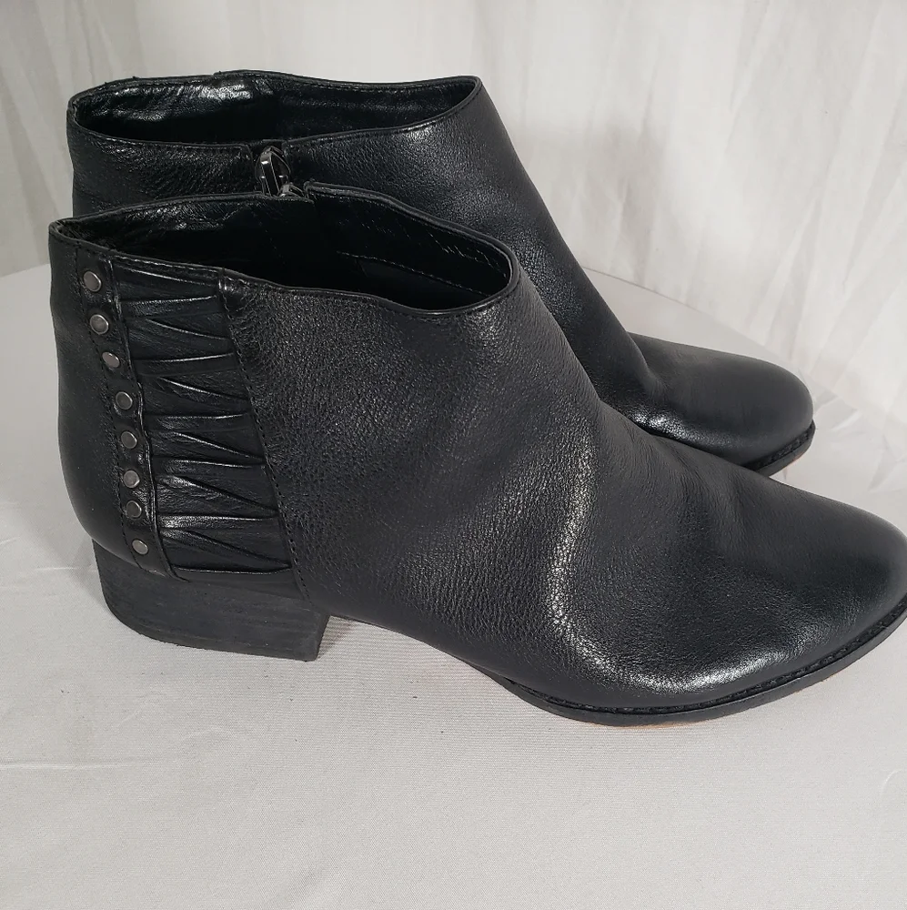 Vince Camuto's Black Leather Booties Sz 10 - Picture 6 of 9